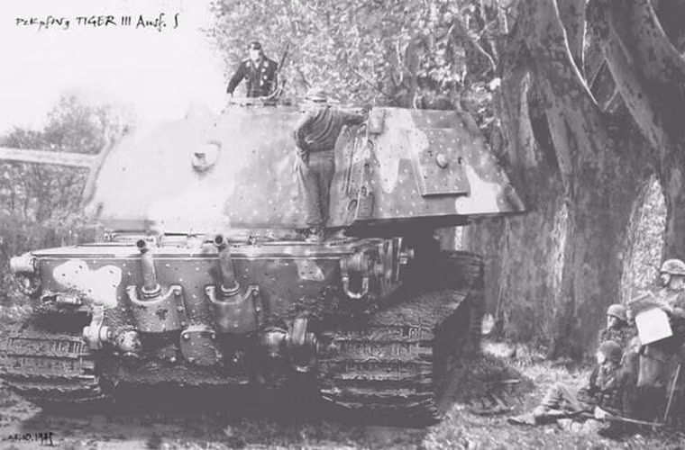 Bên cạnh sức mạnh hỏa lực tuyệt đối, E-100 còn sở hữu lớp giáp bảo vệ chắc chắn với phần phía trước dày tới 200mm. Và hai bên thân là 150mm lớn hơn nhiều so với mẫu xe tăng hạng nặng Tiger II từng khiến các đơn vị tăng thiết giáp của quân Đồng minh vất vả để đối phó.