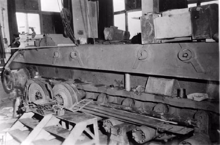 Số phận của E-100 cũng kết thúc theo sự sụp đổ của phát xít Đức vào năm 1945, thậm chí mẫu xe tăng này còn chưa kịp được được hoàn thiện để tham chiến. Vô số các khung gầm được làm sẵn của nó được quân Đồng minh phát hiện trong các máy nhà chế tạo xe tăng của Waffenamt, sau chiến tranh Quân đội Anh cũng thử sản xuất một nguyên mẫu E-100 dựa trên khung gầm có sẵn tuy nhiên khi hoàn thành nó bị đánh giá kém hiệu quả và bị dỡ bỏ vào năm 1950.