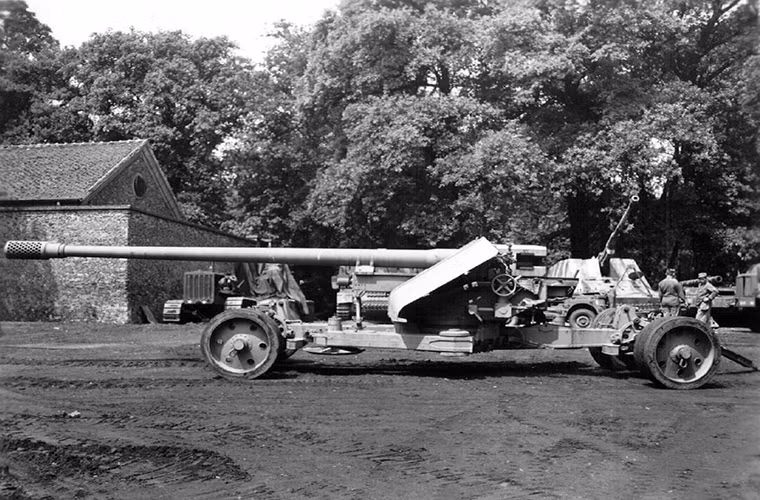 Được biết 12.8 cm KwK 44L/55 thực chất là một mẫu pháo chống tăng hạng nặng được Đức đưa vào sử dụng từ năm 1944 và chỉ có khoảng 51 khẩu được chế tạo. Riêng trọng lượng của khẩu pháo này đã hơn 10 tấn mỗi viên đạn của nó nặng tới 28km với tầm bắn hiệu quả hơn 24km.