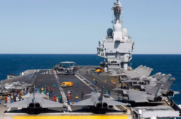 Để vận hành tàu sân bay có lượng giãn nước lên tới 42.500 tấn này, Charles de Gaulle cần tới thủy thủ đoàn gần 2.000 người trong đó có tới 600 người phục vụ cho hoạt động bay. Có một điểm đặc biệt nữa là Charles de Gaulle sử dụng thiết kế boong phóng máy bay tương tự như các tàu sân bay Mỹ, chính vì thế mà khi cần các máy bay Mỹ cũng có thể cất hạ cánh trên Charles de Gaulle.