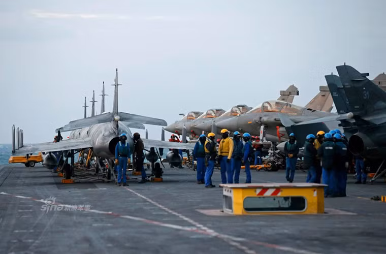 Xét về các tính năng kỹ chiến thuật thì Super Étendard hoàn toàn thua xa so với Rafale M thậm chí là cả các dòng tiêm kích trên hạm cùng thời với nó, với 4 giá treo vũ khí Super Étendard chỉ có thể mang theo 2.1 tấn vũ khí các loại, trong khi đó các dòng bom và tên lửa của dòng tiêm kích hạm này cũng khá hạn chế. Ảnh: Hàng dài những chiếc Super Étendard đang đợi cất cánh.