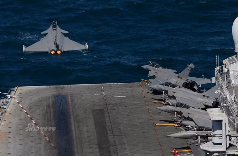 Hình ảnh một chiếc Rafale M cất cánh khỏi tàu sân bay Charles de Gaulle.