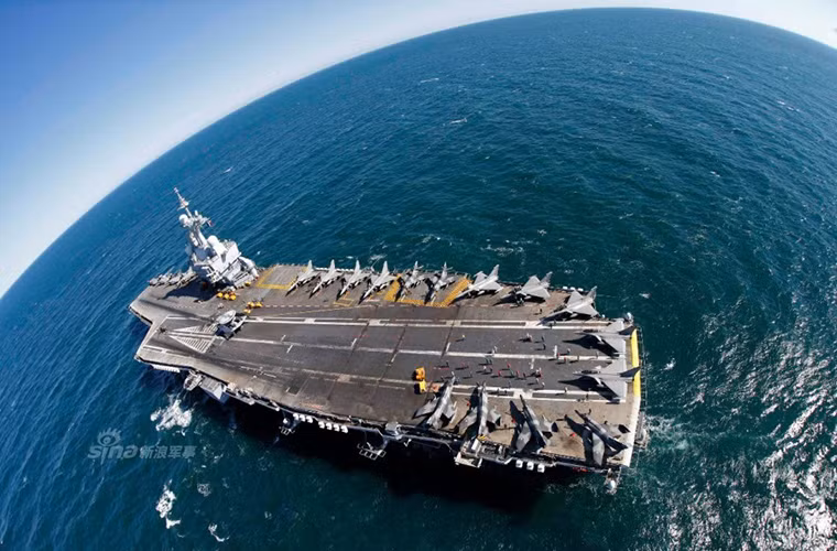 Những hình ảnh tàu sân bay Pháp được ghi lại vào hôm 28/1 khi liên quân chống IS do Mỹ đứng đầu vẫn tiếp tục các hoạt động quân sự chống lại phiến quân IS tại cả chiến trường Iraq lẫn Syria. Một số nguồn tin quân sự còn cho hay Lybia sẽ là địa điểm tiếp theo của liên minh quân sự chống IS này.