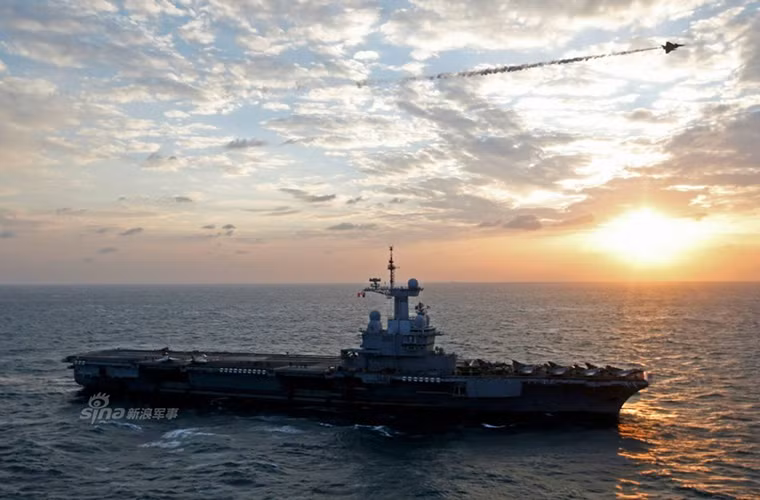 Một chiếc Rafale M bay qua tàu sân bay Charles de Gaulle sau khi xuất kích.