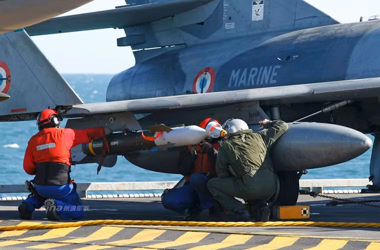 Dù cũng hoạt động trên tàu sân bay Charles de Gaulle, nhưng mẫu tiêm kích trên hạm Super Étendard lại không mấy nổi tiếng như người hậu bối của nó Rafale M. Những chiếc Super Étendard đầu tiên được Hải quân Pháp đưa vào trang bị từ năm 1978 và hoạt động liên tục cho đến tận ngày nay. Trong ảnh là một chiếc Super Étendard được gắn bom dẫn đường bằng laser Paveway.