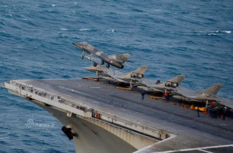 Tiếp theo sau nó là một chiếc Super Étendard mang theo 2 quả bom dẫn đường bằng laser Paveway.