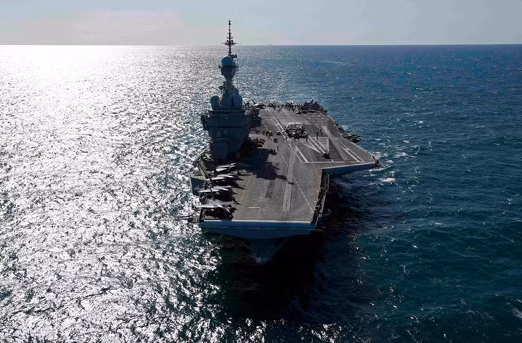 Cơ quan truyền thông của Bộ Quốc phòng Pháp vừa cho đăng tải những hình ảnh đầu tiên về hoạt động trên tàu sân bay Charles de Gaulle của nước này tại vùng Vịnh Ba Tư trong các nhiệm vụ không kích chống lại phiến quân IS tại Syria.