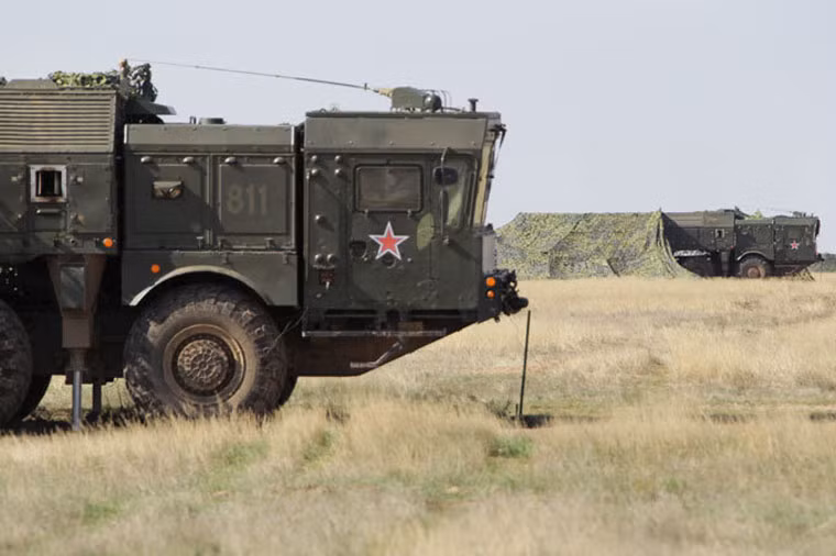 Tổ hợp tên lửa đạn đạo chiến thuật Iskander được ngụy trang trong một cuộc tập trận. Ảnh: Military Informant