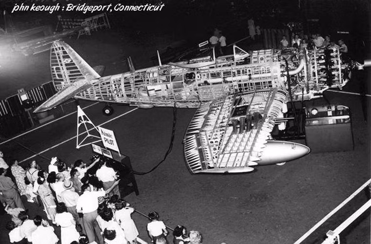 Về động cơ, P-47 sử dụng chung hệ thống động cơ Pratt &amp; Whitney R-2800-59B như trên một số dòng chiến đấu cơ nổi tiếng khác của Mỹ khi đó là Vought F4U Corsair và Grumman F6F Hellcat. R-2800 có công suất 2.600 mã lực cho phép máy bay đạt tới vận tốc tối đa 713km/h ở trần bay 13.100m.