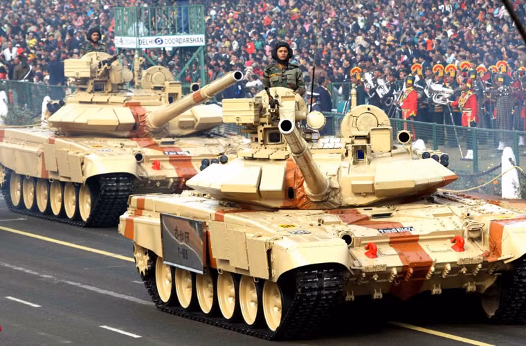 Xe tăng T-90S là phiên bản xuất khẩu của xe tăng chủ lực T-90A Vladimir do hãng Uralvagonzavod phát triển và sản xuất. So với nguyên bản T-90, T-90S chỉ có một số khác biệt nhỏ ở thiết kế tháp pháo (kiểu thế hệ đầu của dòng T-90), trang bị hệ thống phòng vệ chủ động Shtora đời đầu, thiếu đèn hồng ngoại ở hai bên tháp pháo.
