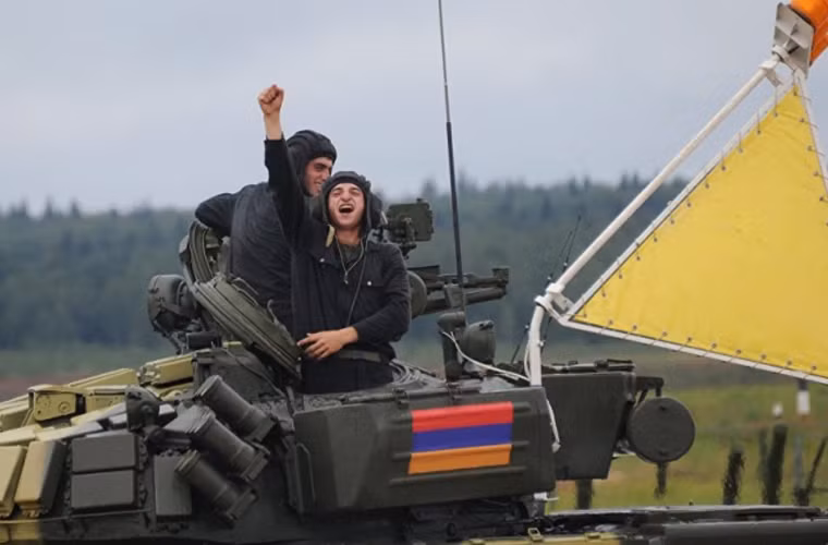 Tại cuộc thi Tank Biathlon 2014, đội Armenia đã giành được phần thưởng xe tăng chiến đấu chủ lực T-90S từ nước chủ nhà Nga.