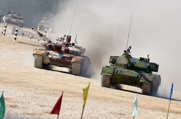 Cuộc thi Tank Biathlon được tổ chức tại Nga với nhiều nội dung. Theo đó, các đội thi sẽ trải qua phần thi hành quân với quãng đường dài 20km với hàng loạt chướng ngại vật, hành quân qua sông và cuối cùng là bắn đạn thật vào các mục tiêu giả định. Và việc bắn trượt mục tiêu trong mỗi lần bắn đều khiến nguy cơ bị loại của mỗi đội tăng cao.
