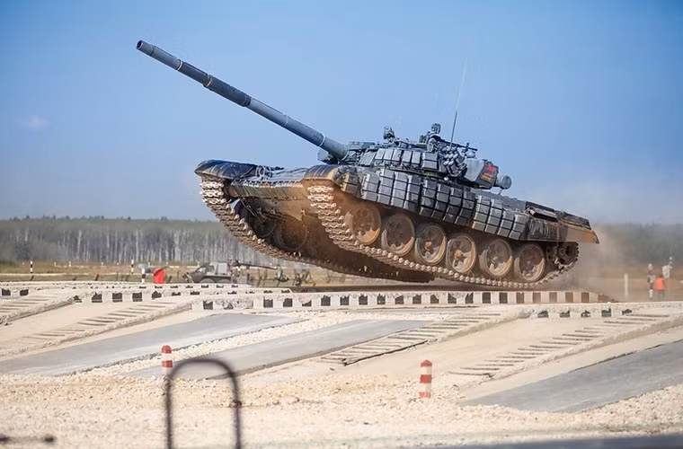 Tank Biathlon 2014 là cuộc thi tăng quốc tế thường niên được Bộ Quốc phòng Nga tổ chức diễn ra từ ngày 4/8 đến 16/8 tại trường bắn Alabino ở ngoại ô Moscow. Với sự tham gia của 12 đội tuyển xe tăng đến từ 12 quốc gia gồm Angola, Armenia, Belarus, Trung Quốc, Ấn Độ, Kazakhstan, Kuwait, Kyrgyzstan, Mông Cổ, Nga, Serbia, và Venezuela. Kết quả chung cuộc của Tank Biathlon – 2014 với vị trí đứng đầu thuộc về nước chủ nhà Nga, vị trí thứ hai thuộc về Armenia và vị trí thứ ba thuộc về Trung Quốc.