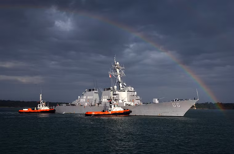 Dù sở hữu hạm đội tàu chiến lên đến gần 100 chiếc và luôn có ít nhất 2 tàu sân bay tham gia các chiến dịch không kích nhưng cho đến nay liên quân chống IS do Mỹ đứng đầu hầu như không dành được mấy thắng lợi trên chiến trường dù đã tham chiến gần 2 năm nay. Trong khi đó Nga chỉ mới bắt đầu chiến dịch chống IS vào tháng 9 năm ngoái nhưng lại khiến toàn bộ cục diện chiến trường ở Syria thay đổi với các thất bại liên tiếp của IS.