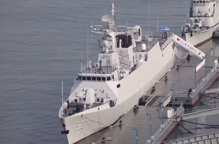 Type 056 được trang bị hệ thống vũ khí khá mạnh gồm 4 tên lửa chống hạm YJ-83, hệ thống tên lửa phòng không trên hạm FL-3000N, một hải pháo AK-176 76mm và cụm ống phóng ngư lôi 324mm. Hiện tại Trung Quốc cũng đang nâng cấp các tàu Type 056 theo hướng tăng cường khả năng tác chiến chống ngầm.