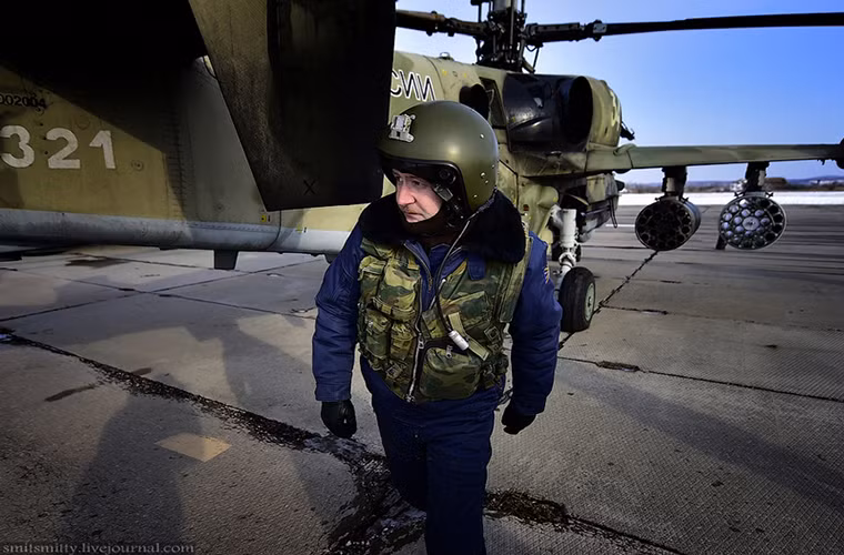 Trước mỗi chuyến bay các phi công máy bay quân sự Nga đều phải tự mình kiểm tra mọi chi tiết bên ngoài máy bay nhằm phát hiện ra lỗi có thể ảnh hưởng đến chuyến bay cũng như bảo vệ chính mạng sống của mình lẫn tài sản của Quân đội Nga.