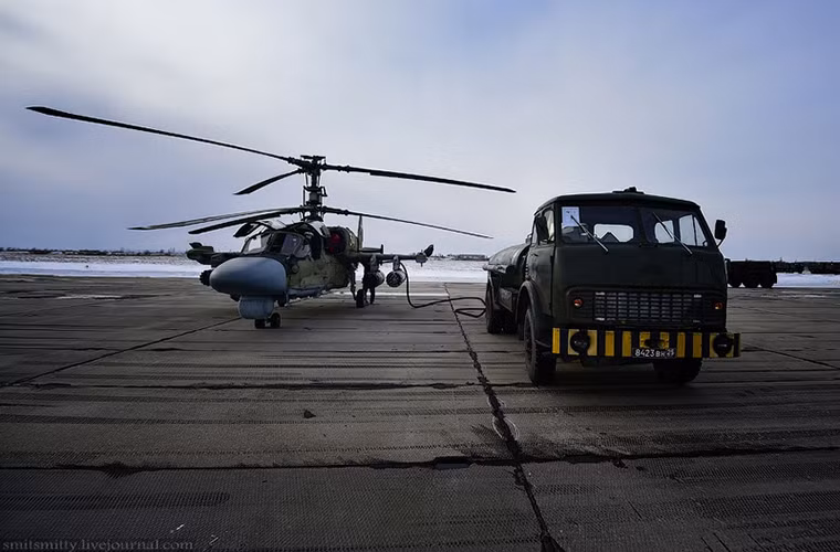 Tầm hoạt động hiệu quả của một chiếc Ka-52 có thể đạt tới 460km với khả năng mang theo 2 tấn vũ khí các loại trên sáu giá treo vũ khí. Tuy nhiên trong các đợt bay huấn luyện chiến thuật thông thường Ka-52 thường được trang bị 4 tổ hợp ống phòng rocket S-8 80mm cho hoạt động diễn tập bắn đạn thật.