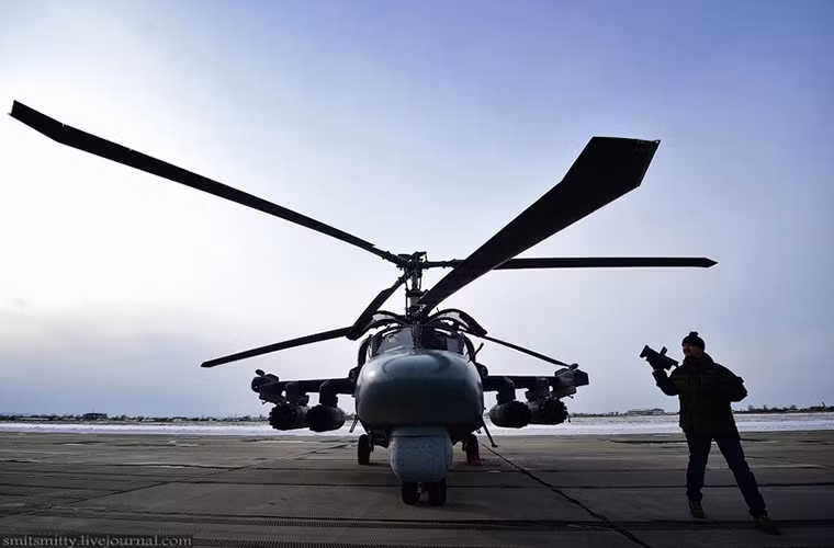 Ka-52 trang bị cánh quạt nâng đồng trục không chỉ giúp trực thăng hoạt động ổn định hơn mà còn cho phép nó hoạt động hiểu quả hơn trên biển kể cả trong điều kiện thời tiết xấu.