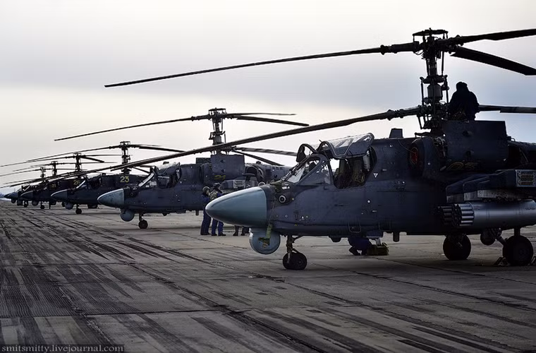 Theo Không quân Nga, Ka-52 có thể được xem như là một chiếc “xe tăng bay” với kho vũ khí đồ sộ mà nó có thể mang theo có khả năng tiêu diệt mọi mục tiêu mặt đất cho đến cả khả năng không chiến. Với biến thể Ka-52K mẫu trực thăng tấn công này còn có thể mang theo cả tên lửa chống hạm Kh-35.