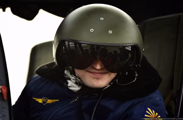 Một phi công Ka-52 mỉn cười trước ống kính của đoàn phóng viên tham quan căn cứ không quân Chernigov trước khi thực hiện chuyến bay của mình.