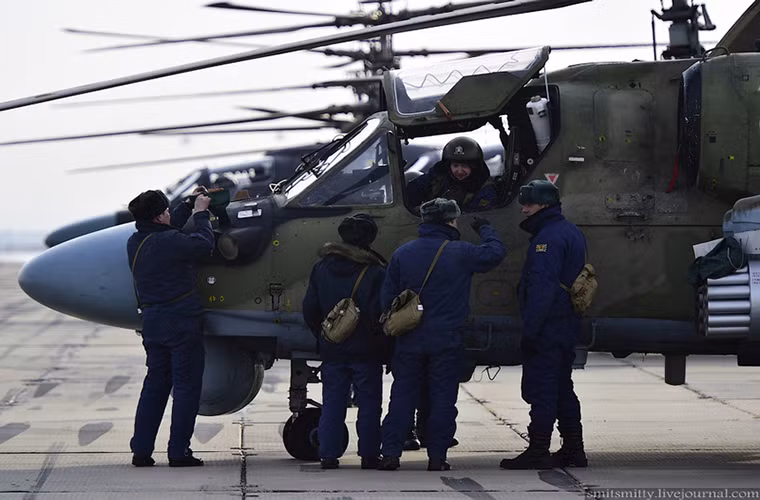 Dù Ka-52 mới được Nga đưa vào trang bị trong thời gian gần đây nhưng lịch sử phát triển của nó lại bắt đầu từ thời Liên Xô với người tiền nhiệm của mình là mẫu trực thăng tấn công Ka-50, tuy nhiên Ka-50 chỉ có biến thể một chỗ ngồi trong khi đó ở Ka-52 là hai. Trong ảnh là đội hỗ trợ mặt đất tại Chernigov đang trao đổi với phi công của một chiếc Ka-52 trước khi nó cất cánh.