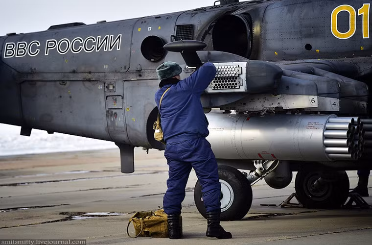 Trong ảnh là một nhân viên hỗ trợ mặt đất đang lắp mồi bẫy nhiệt chống tên lửa cho một chiếc Ka-52 trước khi nó cất cánh.