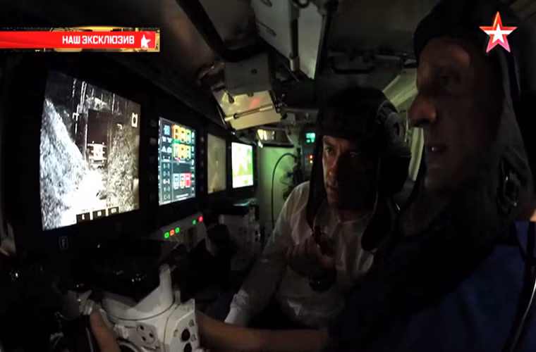 Trong ảnh là bên trong khoang lái và điều khiển vũ khí của T-14 Armata từ đây kíp chiến đấu có thể điều khiển mọi hoạt động của chiếc xe tăng cũng như quan sát được mọi hoạt động xung quanh xe thông qua hệ thống camera quan sát.