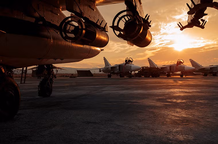 Dàn bom OFAB-250-270 dưới cánh một chiếc Su-25 cũng trở nên kỳ lạ dưới ánh hoàng hôn tại Hmeymim.