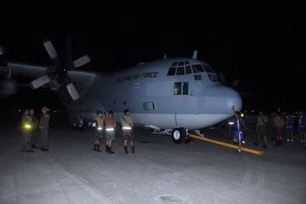 Đây cũng là chiếc C-130 đầu tiên trong lô hàng 2 chiếc được Philippines đặt mua từ Mỹ với giá trị ước chừng 55 triệu USD. Trong đó Philippines ứng ra 20 triệu USD và 35 triệu USD được Mỹ viện trợ theo hình thức vay vốn. PAF tin với sự có mặt của các C-130 sẽ tăng thêm đáng kể khả năng không vận hạng nặng của lực lượng PAF. (Nguồn: Sina.com)