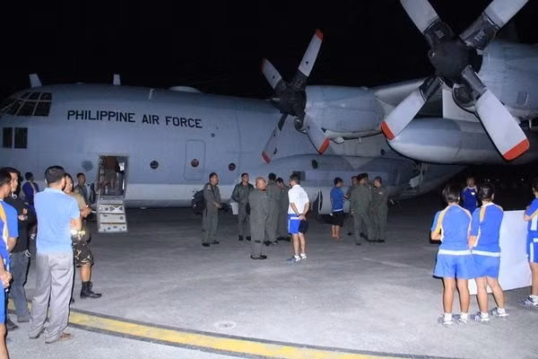 Tờ Mb.com.ph cho biết, hôm 12/4 Không quân Philippines (PAF) đã chính thức đón nhận chiếc máy bay vận tải chiến thuật Lockheed C-130 đã qua tân trang được mua lại từ Mỹ, nâng đội ngũ vận tải cơ C-130 của nước này thành 4 chiếc. (Nguồn: Sina)