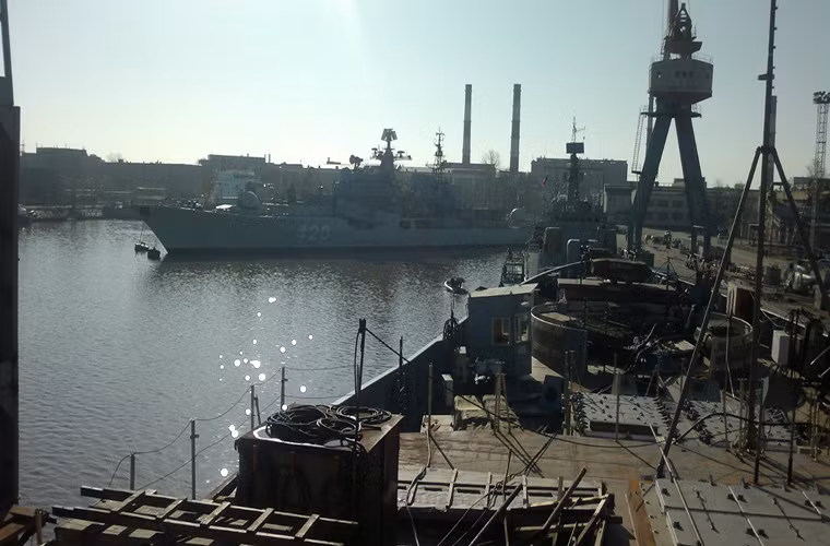 Hiện tại nhà máy đóng tàu Severnaya Verf cũng đang vận hành thử nghiệm tàu Đô đốc Kasatonov ngay tại bến đậu của nhà máy và để có thể bắt đầu quá trình thử nghiệm trên biển phải trải qua 245 cuộc kiểm tra và thử nghiệm khác nhau.