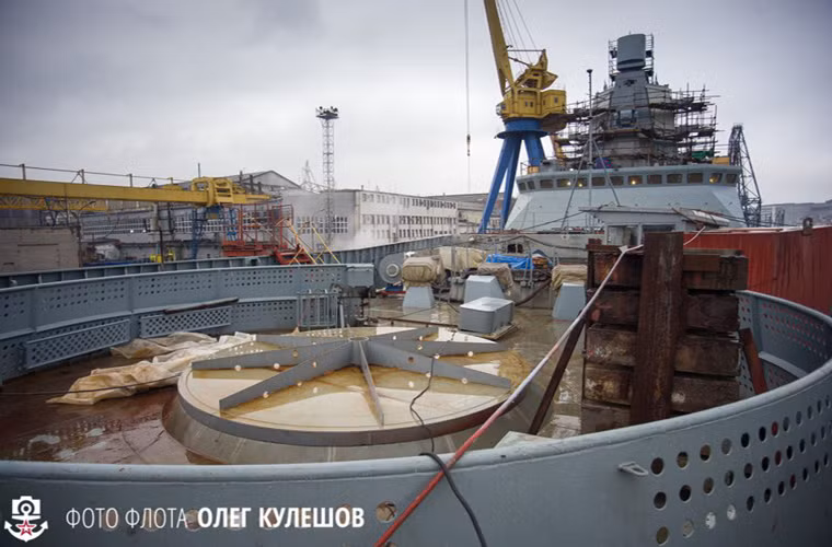 Cũng theo thông báo này, hệ thống điện và các hệ thống phần cứng đặc biệt khác đi kèm với vũ khí trên chiến hạm Project 22350 Đô đốc Kasatonov đã được hoàn thiện, trong khi đó hệ thống động cơ đẩy và các khu vực khác trên tàu vẫn đang được hoàn thiện.