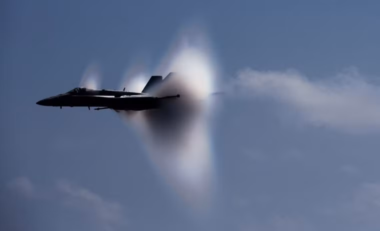 Những năm Thế chiến II, các bay bay phần lớn sử dụng động cơ cánh quạt nên không đủ lực đẩy để bay nhanh hơn. Mặt khác do vật liệu chế tạo cánh chưa đủ cứng nên một số máy bay đã gặp nạn khi đạt đến tốc độ âm thanh, từ đó hình thành nên thuật ngữ "bức tường âm thanh".