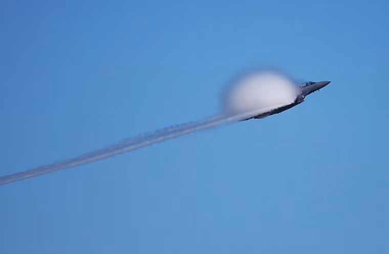 Chiến đấu cơ F-15 vượt tường âm thanh. Khi máy bay đạt gần đến tốc độ âm thanh, dòng không khí xung quanh máy bay, đặc biệt là 2 bên cánh bị nén lại tạo nên lực kéo khí động học rất mạnh, cùng với đó là sóng xung kích tác động lên cánh tạo nên hiện tượng rung xóc mạnh. Lực kéo gây ra bởi hiện tượng này đủ mạnh để làm gãy cánh máy bay.