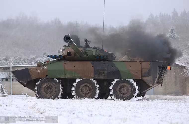 Hệ thống giáp có thể là điểm sáng của AMX-10RCR khi nó được trang bị hệ thống giáp đa lớp với giáp chính bằng hợp kim nhôm cộng với đó là hệ thống giáp tích hợp dạng modul được gắn thêm bên ngoài. Hệ thống giáp này giúp bảo vệ AMX-10RCR trước các loại vũ khí bộ binh cỡ nhỏ hoặc cả vũ khí chông tăng.