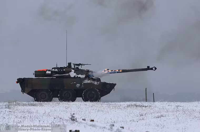 AMX-10RCR có kích thước khá nhỏ và được trang bị một pháo chính GIAT F2 105mm hổ trợ bắn cả đạn xuyên giáp APFSDS với tầm bắn hiệu quả lên tới 2.000m, cơ số đạn một chiếc AMX-10RCR mang theo lên tới 38 viên. Tuy nhiên nhìn chung pháo chính 105mm của AMX-10RCR hầu như không đủ khả năng chống lại được các mẫu xe tăng chiến đấu chủ lực hiện đại ngay cả với T-72B.