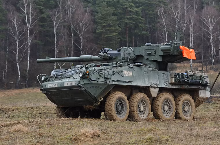 M1128 Stryker được Quân đội Mỹ đưa vào trang bị từ đầu những năm 2000 với số lượng tương đối một phần do khả năng tham chiến hạn chế của nó trên chiến trường đa phần là hổ trợ hỏa lực. Ngoài ra cơ số đạn mang theo ít ỏi cùng tháp pháo tự động hoạt động không hiệu quả cũng là những lý do khiến M1128 Stryker không được trọng dụng.