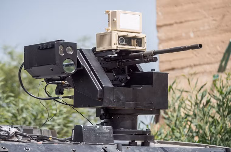 Về hệ thống vũ khí phòng vệ, RoBattle được trang bị một hệ thống vũ khí tự động điều khiển từ xa với súng máy 7.62mm cùng bộ cảm biến hình ảnh có thể hoạt động cả ngày lẫn đêm và trong điều kiện tầm nhìn hạn chế. Tất nhiên đây chỉ mới là vũ khí mẫu của RoBattle trong tương lai sức mạnh hỏa lực của nó vẫn có thể được cải thiện nhờ thiết kế modul tiện lợi trên RoBattle.