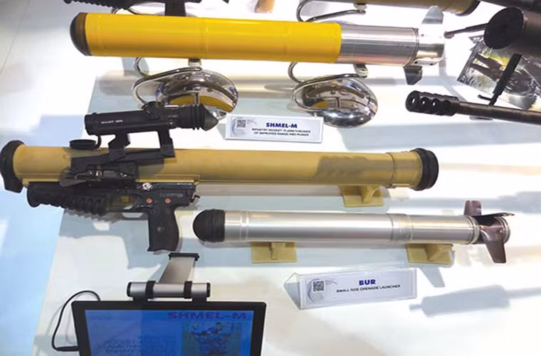 Phát ngôn viên của KBP cho biết, Bur được thiết kế dành cho các đơn vị tác chiến đặc biệt do đó nó có kích thước khá nhỏ gọn và có thể được triển khai ở bất kỳ lúc nào. Thông qua các bài thử nghiệm cấp nhà nước KBP đã chứng minh được tính hiệu quả của Bur trên chiến trường. Hiện tại mẫu súng phóng lựu này đã được Quân đội Nga đưa vào trang bị.