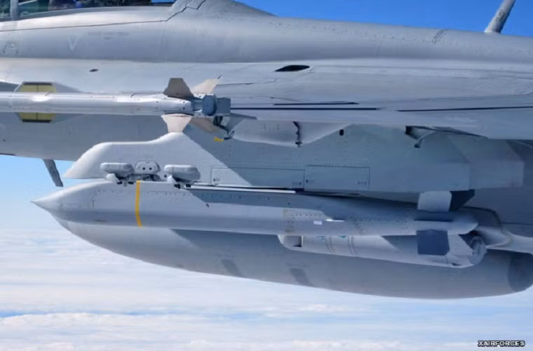 Để có thể triển khai JASSM, phi đội F-16 của Ba Lan cũng sẽ được nâng cấp hệ thống điện tử, các phi công Ba Lan sẽ phải trải qua chương trình huấn luyện đặc biệt. JASSM được Mỹ ví như mũi tên đầu tiên của NATO tại Đông Âu với khả năng tấn công phủ đầu mọi vị trí chiến lược của Nga ngay sau khi xung đột nổ ra.