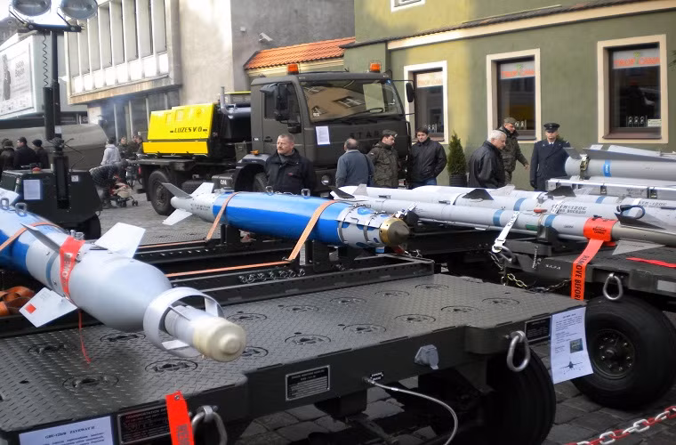 Trong ảnh là một loạt vũ khí dành cho những chiếc F-16 của Ba Lan được nước này giới thiệu tại một triển lãm quốc phòng gồm (từ trái sang) bom dẫn đường bằng laser Paveway, bom thông minh JDAM, tên lửa không đối không tầm ngắn AIM-9, không đối đất AGM-65.