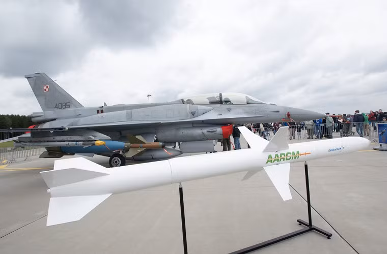 Vào mùa hè năm ngoái, Công ty quốc phòng Orbital ATK của Mỹ cũng đã giới thiệu cho Ba Lan mẫu tên lửa chống radar tiên tiến AAGRM AGM-88E có khả năng tích hợp sẵn trên F-16. Hiện nay phi đội F-16 của Ba Lan cũng chưa được trang bị các loại tên lửa dành riêng cho nhiệm vụ chống radar.