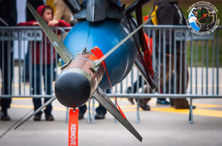 Sau khi mọi thủ tục cần thiết cho kế hoạch trên được chuẩn bị Không quân Ba Lan sẽ bắt đầu nghiên cứu và đánh giá một số mẫu tên lửa, bom tấn công mặt đất thế hệ mới có thể được trang bị trên những chiếc tiêm kích F-16 do các nhà thầu quốc phòng nước ngoài đề xuất. Trong đó trọng tâm là các loại tên lửa chống radar, bom chùm và bom xuyên phá chống các công trình ngầm.