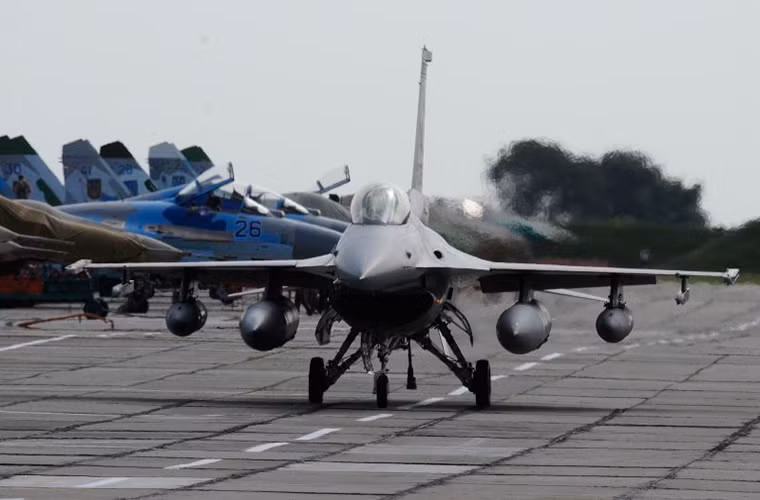 Hiện tại Không quân Ba Lan có trong biên chế khoảng 48 chiếc F-16C/D Block 52 . Số máy bay này đều được mua từ đầu những năm 2000, bên cạnh đó Ba Lan cũng duy trì phi đội 32 chiếc tiêm kích MiG-29 mua từ Đông Âu và Cộng hòa Czech.