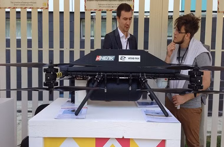 Và việc Nga điều các mẫu UAV sử dụng pin hydro đến Syria đã chứng minh rằng họ không hề nói đùa về ý tưởng này, sau Syria nhiều khả năng Nga sẽ sớm thử nghiệm các mẫu UAV này tại Bắc Cực khu vực vốn luôn được Nga sử dụng trong nhiều chương trình thử nghiệm vũ khí bí mật.