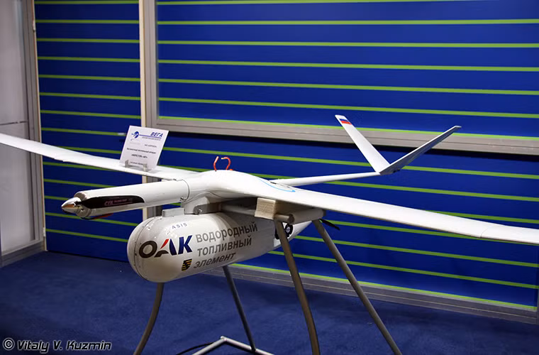 Cũng theo nguồn tin này, thử nghiệm trên là nhằm kiểm tra khả năng hoạt động của UAV sử dụng pin hydro ở môi trường khí hậu nóng ẩm và trong điều kiện khắc nghiệt ở sa mạc. Từ khi tham chiến tại Syria, Nga đã cho thử nghiệm khá nhiều mẫu UAV tại đây nhưng không phải tất cả chúng đều sử dụng pin hydro. Trong ảnh là mẫu UAV sử dụng pin hydro INSPECTOR 402 được Nga giới thiệu vào năm 2012.