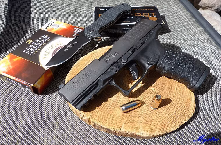 Tuy nhiên PPQ 45 lại có trọng lượng nặng hơn so với các mẫu súng ngắn tự động khác của Walther. Một phần do nó sử dụng đạn .45 ACP, nhưng bù lại nó được trang bị hộp tiếp đạn tiêu chuẩn 12 viên chốt thay đạn trên PPQ 45 cũng được thiết kế lại tốt hơn dành cho cả người thuận tay trái.