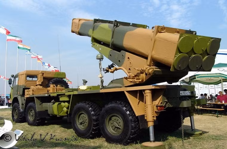 Hiện tại các thông tin chi tiết về Tornado-S vẫn được Quân đội Nga giữ kín trong khi đó các biến thể khác của Tornado như Tornado-G và Tornado-U đã được giới thiệu từ năm 2007. Bộ ba “bão lửa” mới này của Nga sẽ thay thế cho các hệ thống pháo phản lực do Liên Xô sản xuất trước đây gồm BM-21, BM-27 và BM-30.