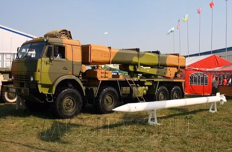 Được biết biến thể Tornado-U và Tornado-S đều sử dụng chung khung gầm xe tải đặc chủng Kamaz-63501, trong khi đó Tornado-G vẫn giữ nguyên khung gầm Ural-4320 như trên người tiền nhiệm BM-21. Ảnh: Tornado-U cùng đạn rocket 220mm của nó.