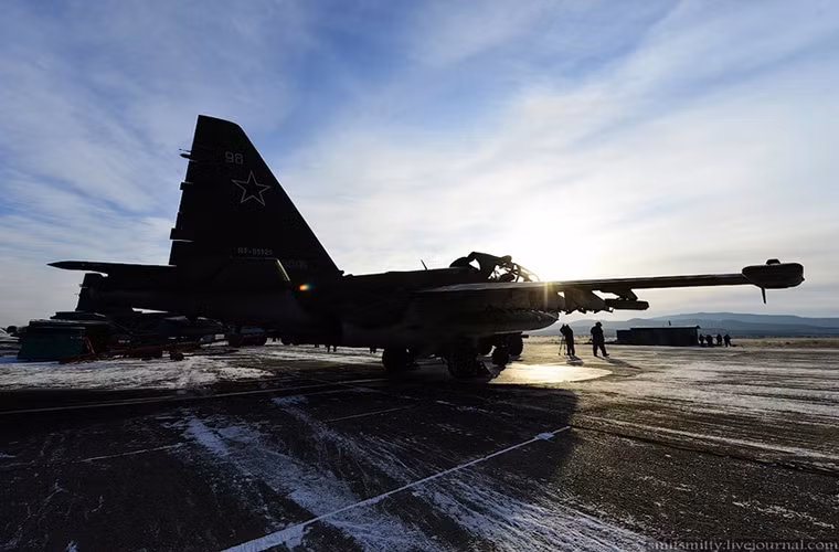 Trang mạng ER vừa đăng tải phóng sự ảnh ghi lại một buổi huấn luyện của phi đội máy bay cường kích Su-25SM thuộc Không quân Nga đóng tại vùng lãnh thổ cực đông Primorye của nước này và đây là một trong những hoạt động huấn luyện thường niên của Quân khu phía Đông Nga vào đầu năm.